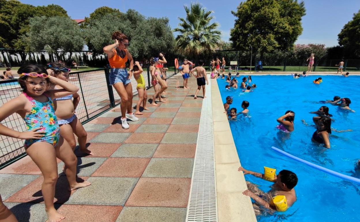 Bailando y resfrecándose en la piscina municipal