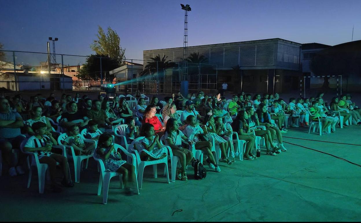 Publico en la última sesión del cine de verano