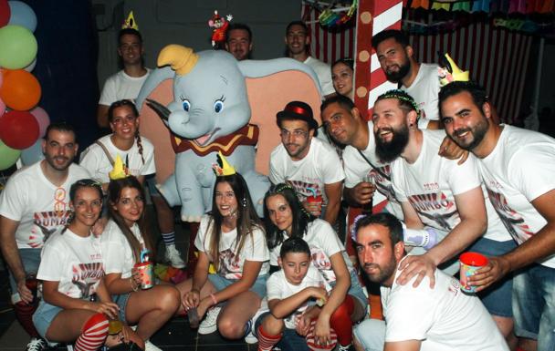 Imagen. Una de las peñas participantes junto a su Bartolo