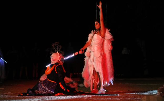 Imagen. El Ángel del Bien vence a la maligna en la batalla final