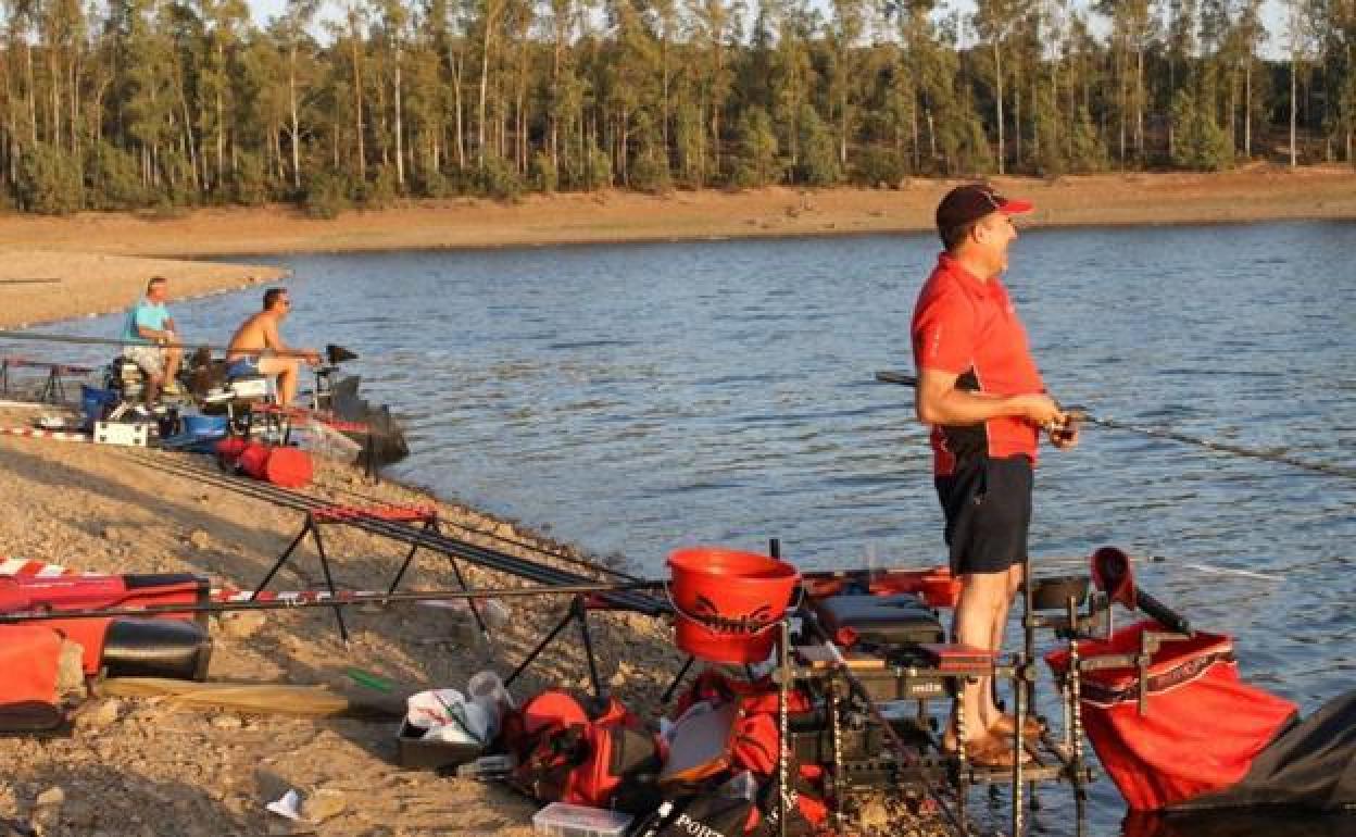 Concurso de pesca en el pantano de Piedra Aguda