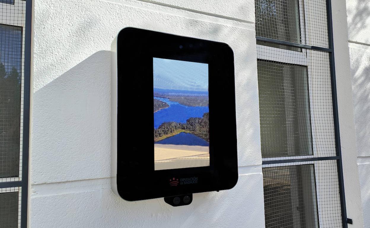 Pantalla táctil instalada en la fachada del Centro de Turismo y Transición Ecológica