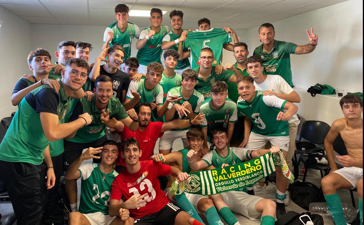 Los juveniles celebran la victoria ante el Olivenza