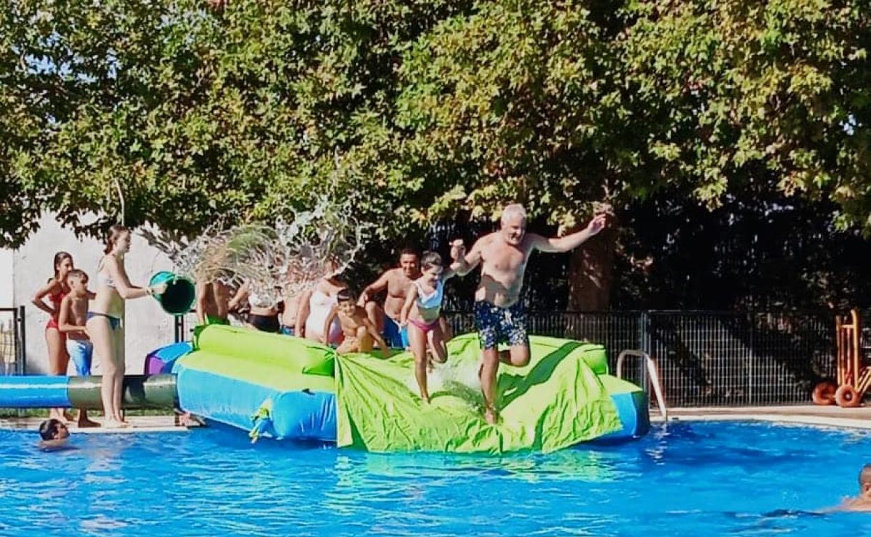 Diversión en la última jornada de apertura de la piscina municipal
