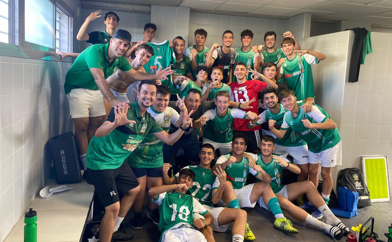 Los juveniles celebran la goleada ante el Sportextremadura