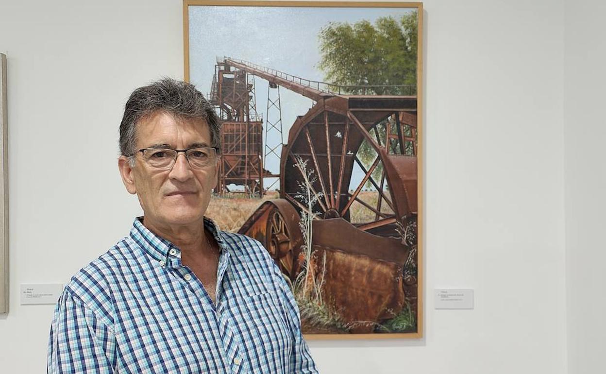 Manuel de la Encarnación junto a una de sus obras favoritas