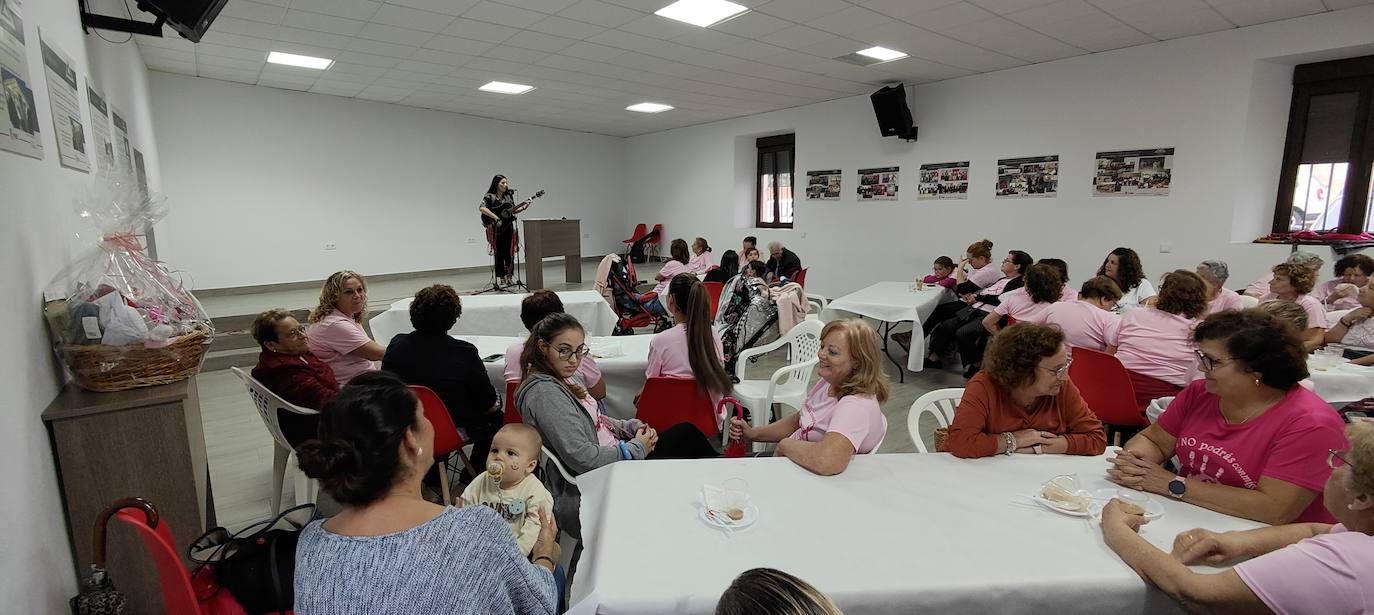 Fotos: Merienda Solidaria de la Semana contra el Cáncer de Mama