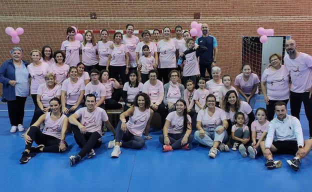 Algunos de los participantes en la tarde deportiva y solidaria contra el cáncer de mama