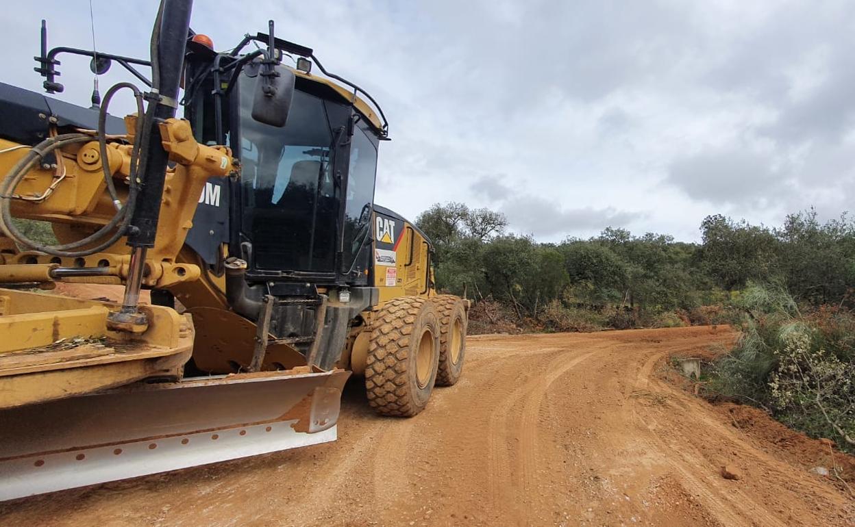Trabajos realizados en la pista del camino conocido como 'carretera vieja'