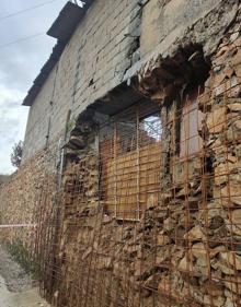 Imagen secundaria 2 - 1. Nivel del arroyo a su paso por la carretera de Olivenza. 2. Inundación en unos terrenos en la carretera de Táliga. 3. Desprendimiento de un muro en un callejón