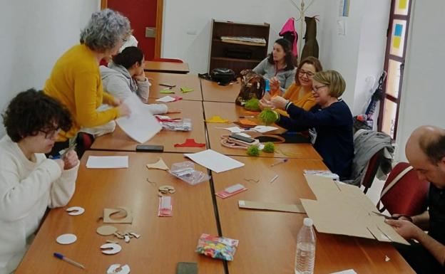 Grupo de usuarios de 'Re-voluciona' realizando los obsequios navideños