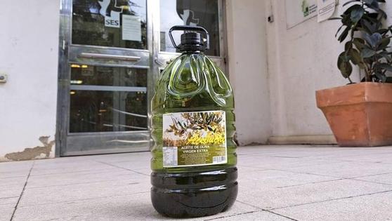 El caso del aceite: un teléfono que no responde y nadie en la dirección en la que se busca