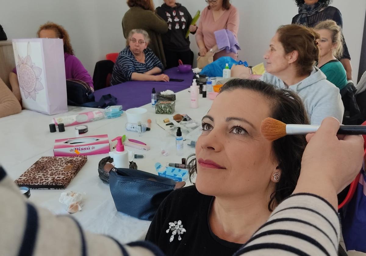 Las alumnas del programa 'Re-evoluciona' participan en una formación de manicura y maquillaje