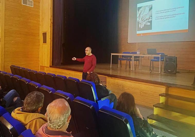 José Serrano imparte la charla 'Educar en positivo y libre de roles y estereotipos'