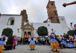 Bailes de los Coros y Danzas a la salida de la Virgen de la Iglesia de San Bartolomé