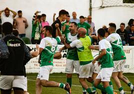 Celebración del gol de Roberto, el segundo de la tarde