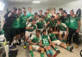 Los valverdeños celebran los 3 puntos en el vestuario