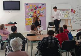 Representación teatral de la Escuela Municipal de Teatro en el Centro Residencial