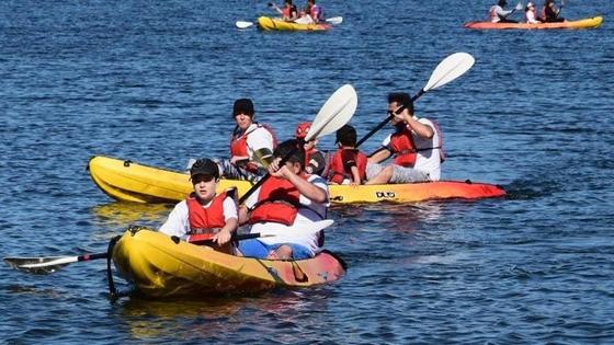 Pequeños y mayores disfrutan del piragüismo y del pantano de Piedra Aguda