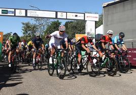 Salida del pelotón de la II Clásica Ciclista de Valverde de Leganés
