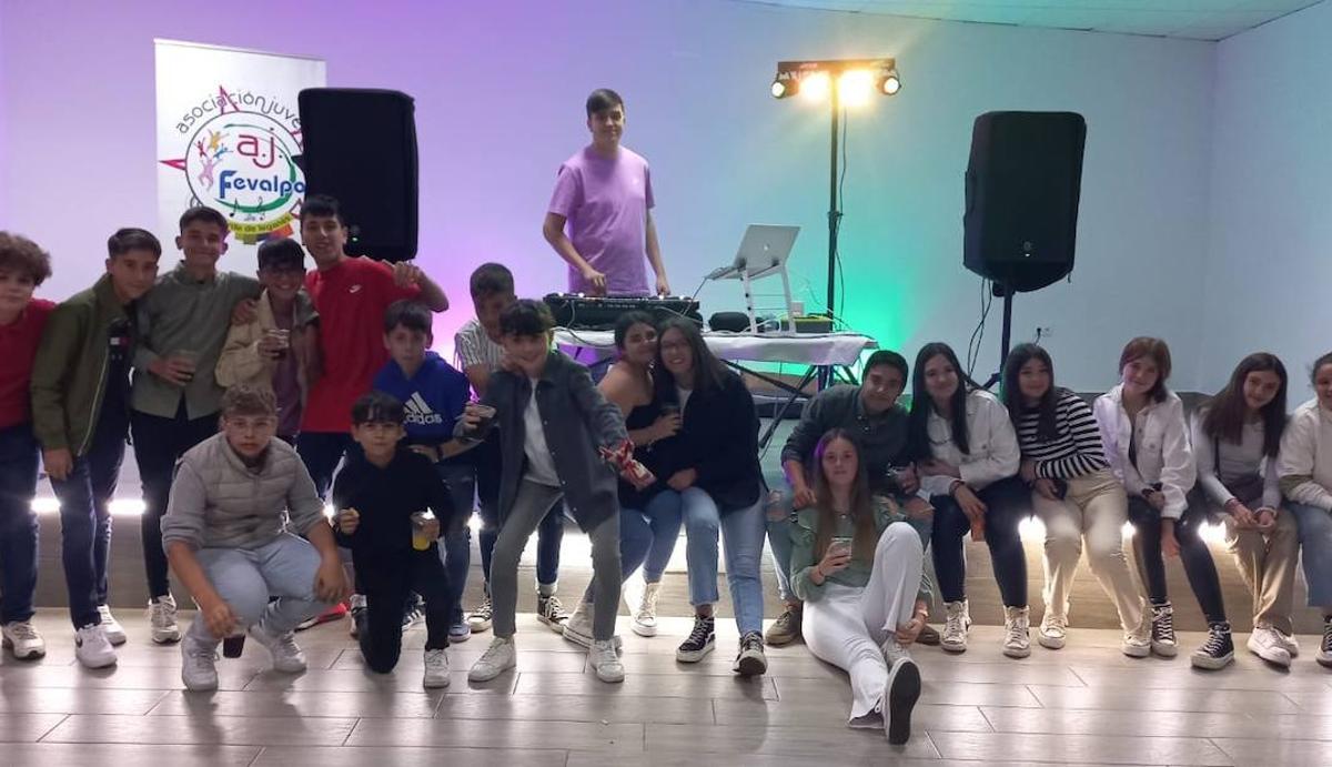 Los jóvenes disfrutan de la Fiesta 'Welcome Primavera'