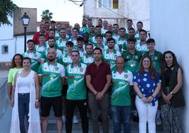 Foto de familia con los miembros del Racing Valverdeño