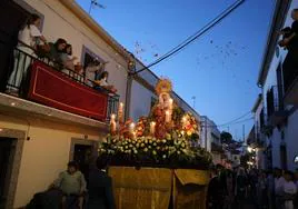 Lluvia de pétalos a la Virgen