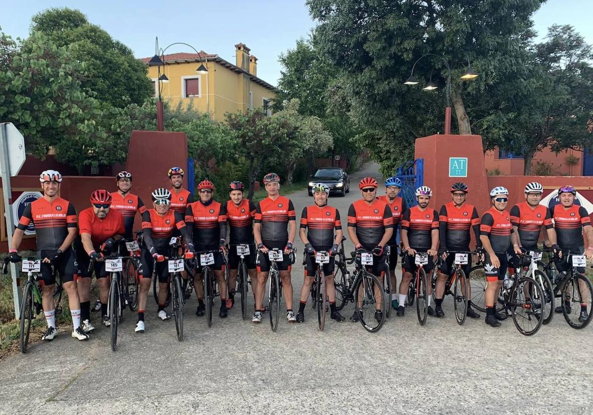 Los 16 participantes en la carrera