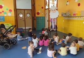 Los pequeños junto a la piñata