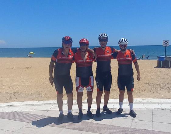 Cuatro Farolillos completan en bicicleta la distancia entre Valverde y La Antilla
