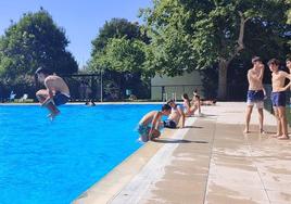 La piscina recibe a más de 800 personas en los primeros cuatro días