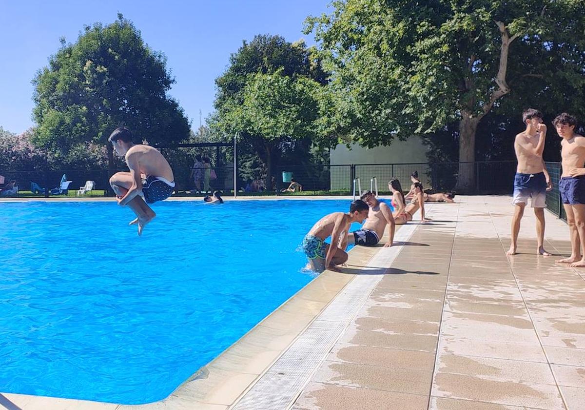 La piscina recibe a más de 800 personas en los primeros cuatro días