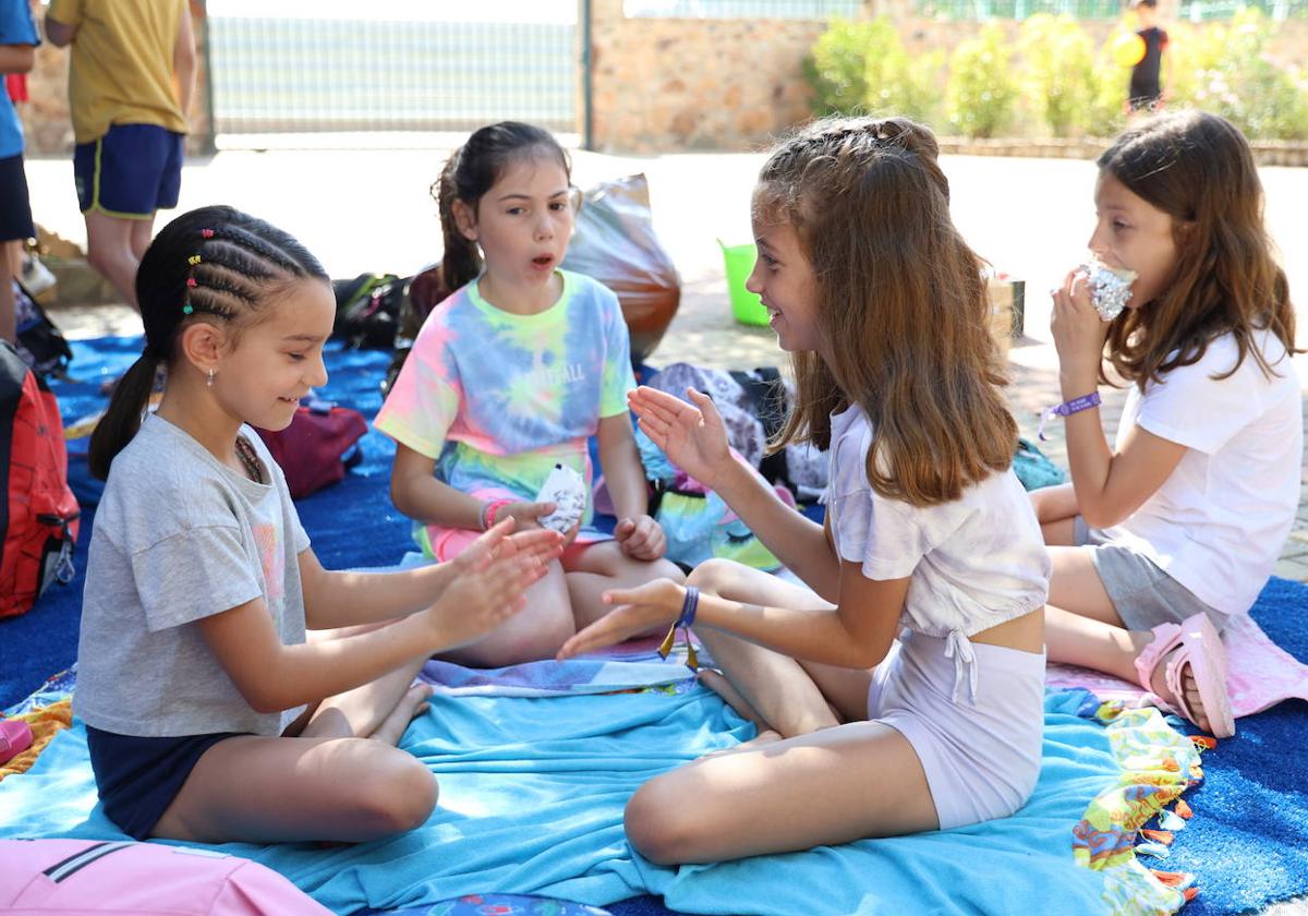 Varias pequeñas juegan durante el campamento