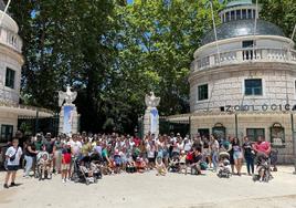 En la entrada al Zoológico