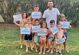 Los pequeños posando con sus diplomas