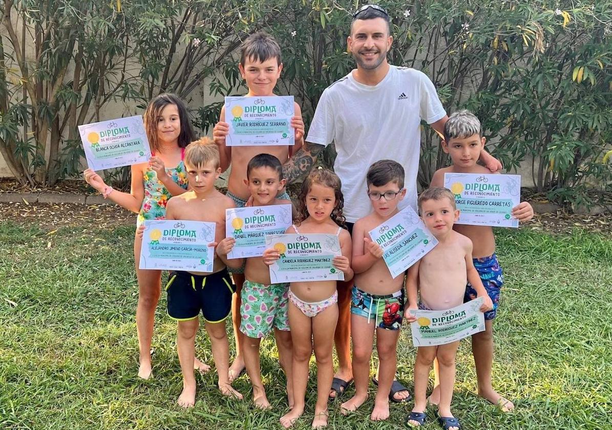 Rubén Tanco y sus alumnos despiden el curso con una jornada de piscina