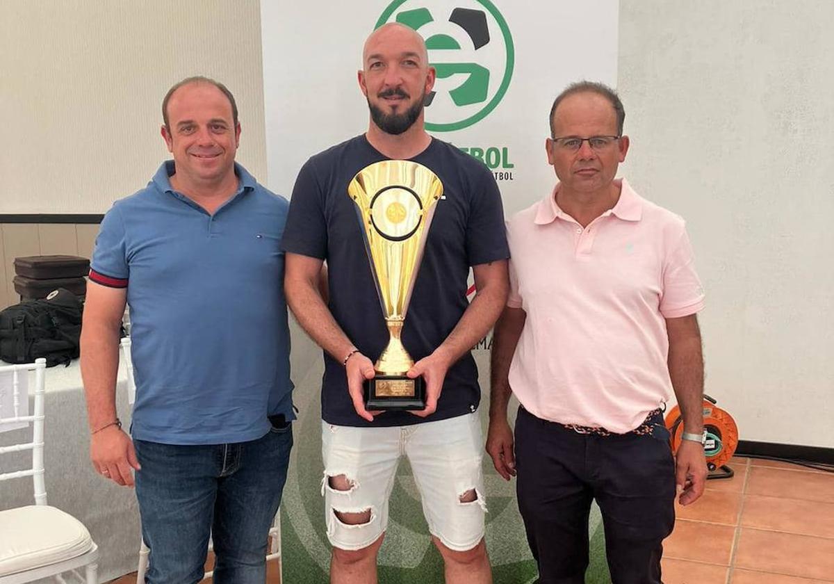 La Federación Extremeña de Fútbol entrega el trofeo de campeón de liga al Racing Valverdeño