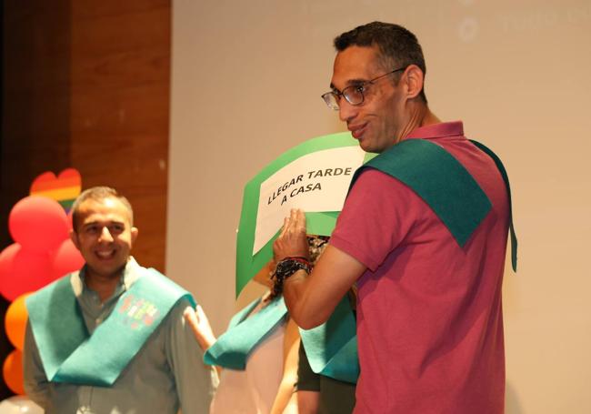 Para Antonio los viernes significan llegar tarde a casa