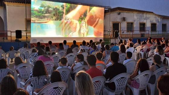 El cine de verano arranca con más de 120 personas en la primera sesión