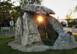 Replica del Dolmen El Rebellao instalada en la rotonda