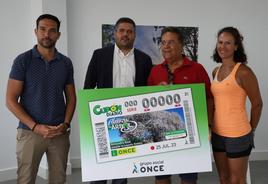 Manuel Borrego, Fernando Iglesias, Antonio Torres y Raquel Torres, con una réplica del boleto