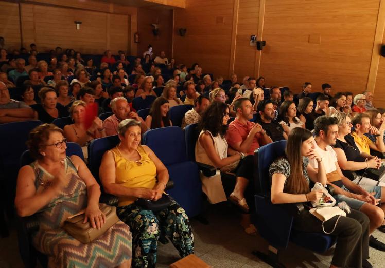 Imagen principal - Algunas imágenes de la obra de teatro