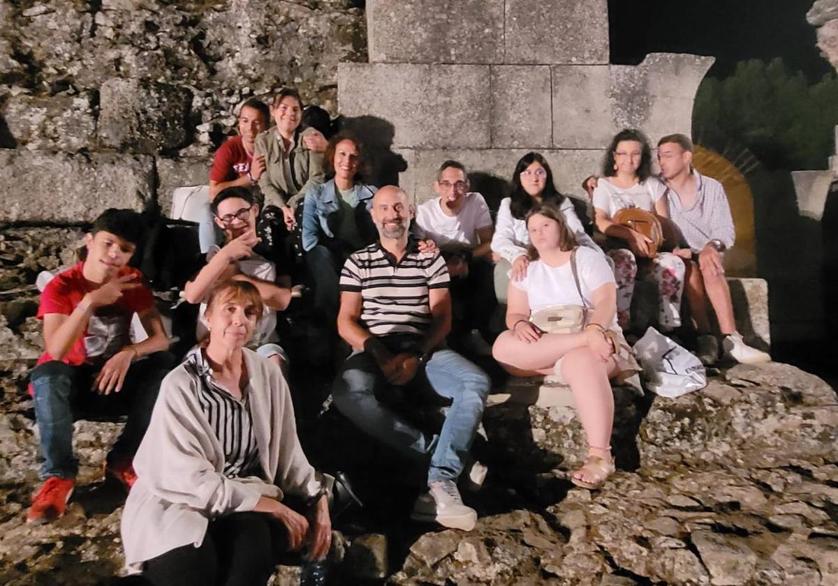 Los miembros de Adisval en el teatro