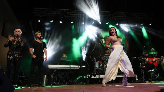 Melody se gana a los valverdeños con un concierto para el recuerdo