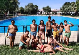 Los más pequeños del campamento también disfrutan de la piscina
