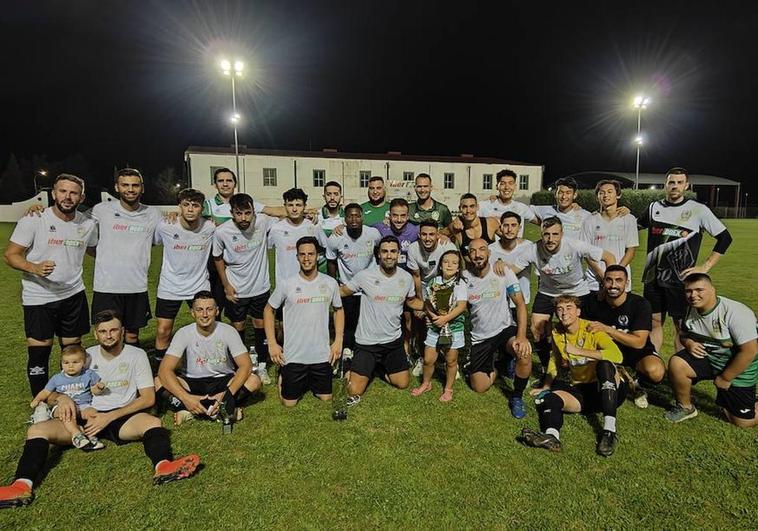 Los jugadores del Racing tras ganar el trofeo