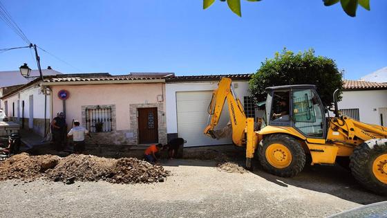 Continúa la reforma y acondicionamiento de la 'calle Larga'