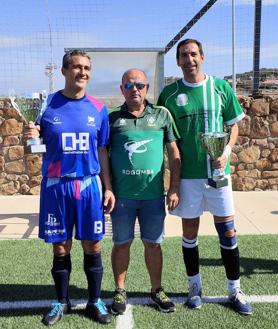 Imagen secundaria 2 - Algunas imágenes del partido y entrega de trofeos