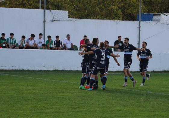 El Coria celebra su primer gol del partido