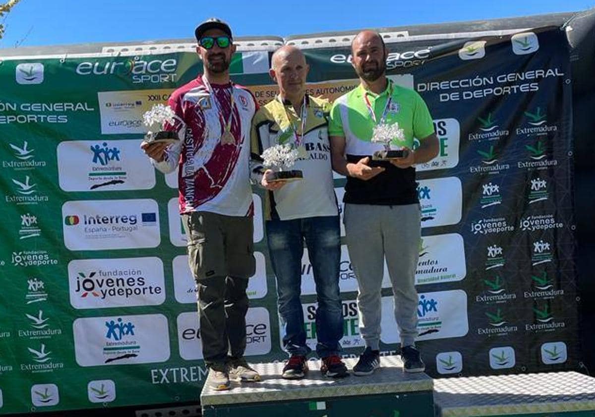 Imagen principal - 1. Ganadores del Campeonato de Extremadura. 2. En el Campeonato de España. 3. Trofeo del Campeonato de Extremadura